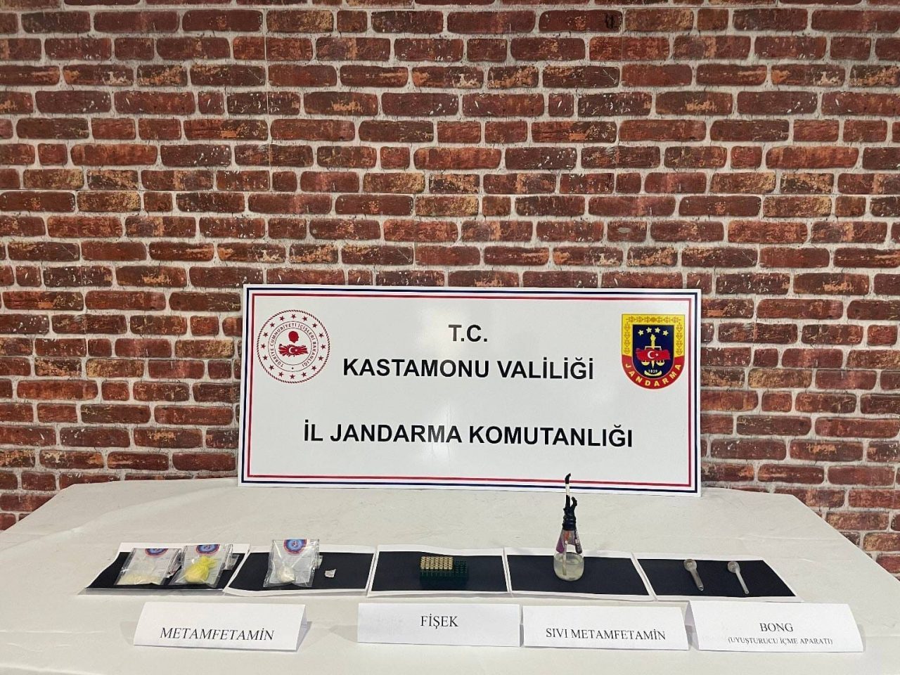 Kastamonu’da jandarma ekipleri tarafından durdurularak arama yapılan araçta uyuşturucu ile