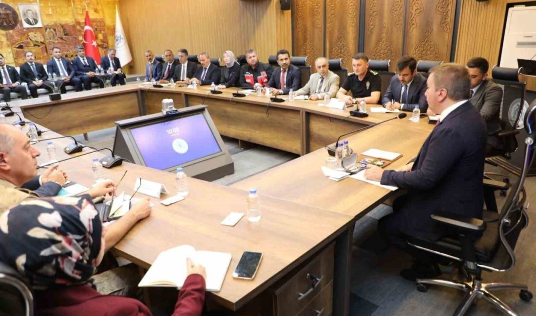 Erzincan Valisi Hamza Aydoğdu başkanlığında, vali yardımcıları ve birim amirlerinin