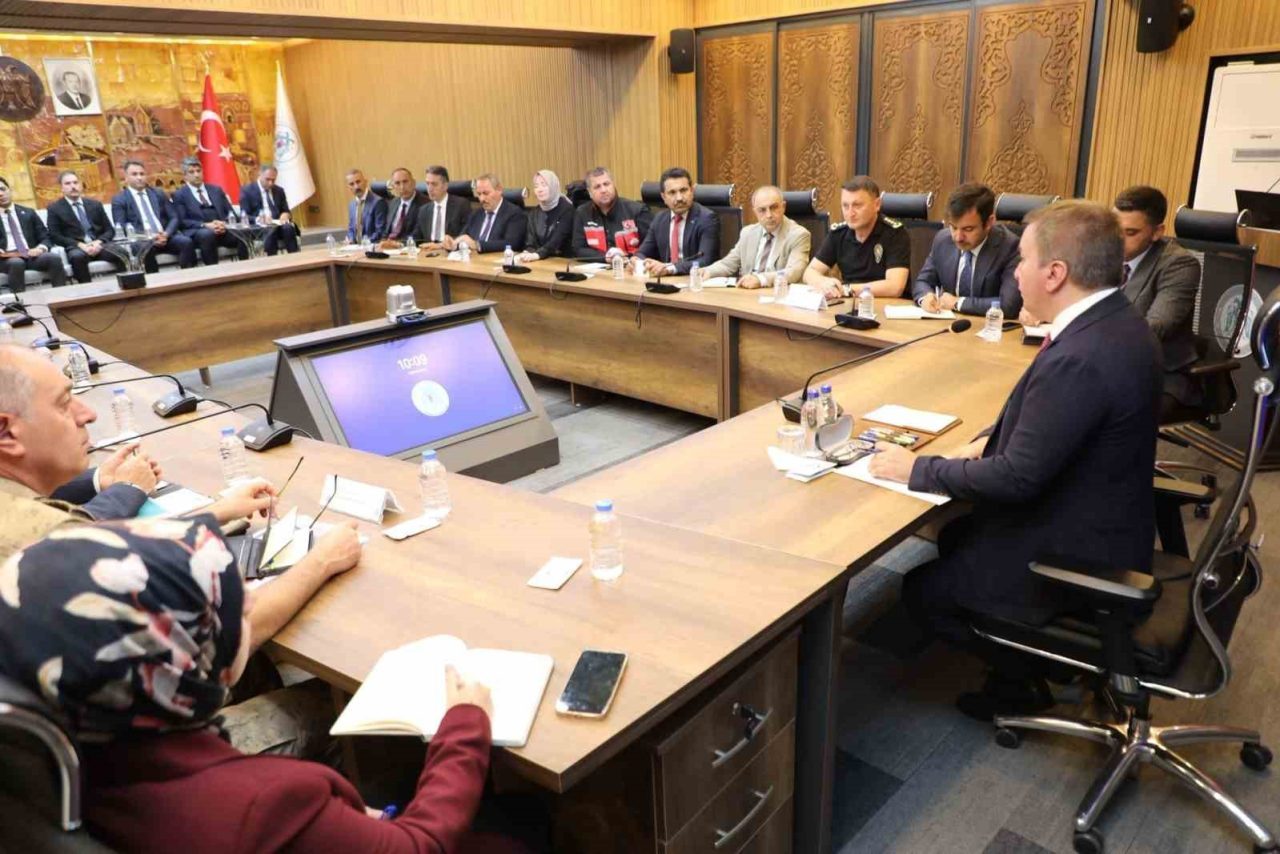 Erzincan Valisi Hamza Aydoğdu başkanlığında, vali yardımcıları ve birim amirlerinin