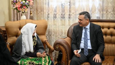 Erzurum Valisi Mustafa Çiftçi, 95 yaşındaki güngörmüşümüz Şahteret Ateş’i ziyaret