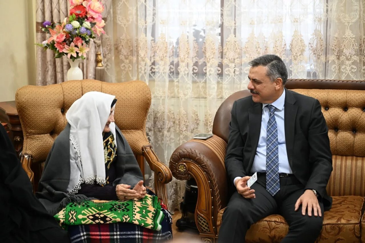 Erzurum Valisi Mustafa Çiftçi, 95 yaşındaki güngörmüşümüz Şahteret Ateş’i ziyaret