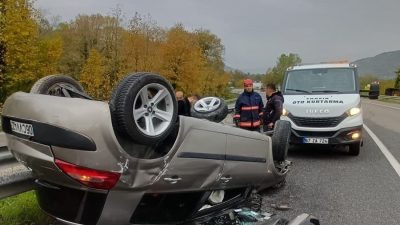 Zonguldak’ın Çaycuma ilçesinde meydana gelen trafik kazasında yolun ıslak ve