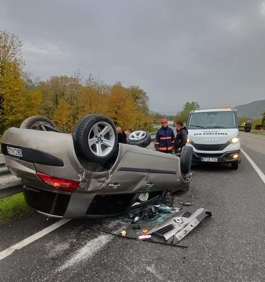 Zonguldak’ın Çaycuma ilçesinde meydana gelen trafik kazasında yolun ıslak ve