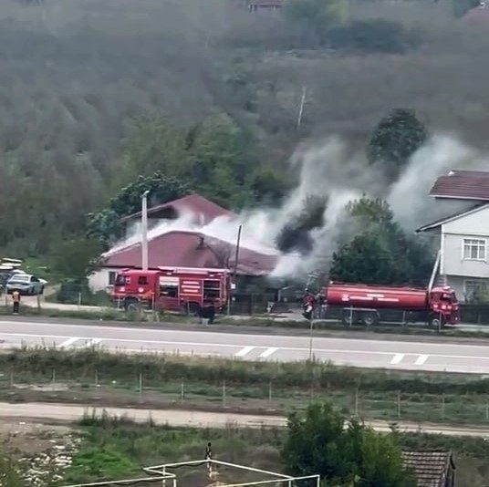 Sakarya’nın Hendek ilçesinde çıkan yangında tek katlı bir ev alevlere