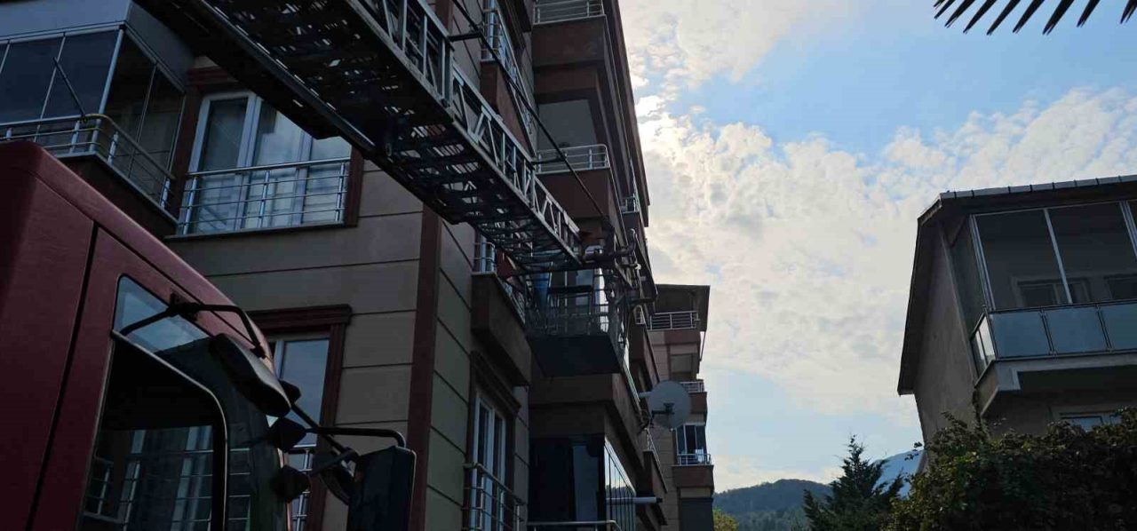 Kastamonu’nun Cide ilçesinde yakınlarının kendisinden haber alamadığı yaşlı kadın evinde