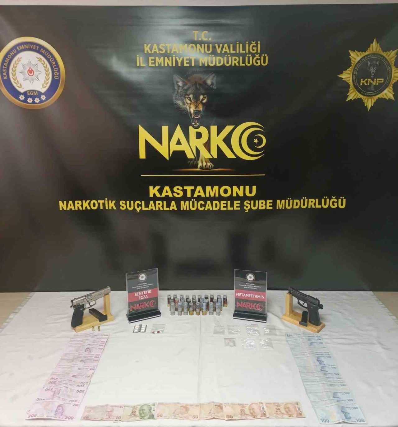 Kastamonu’da uyuşturucu sattıkları gerekçesiyle düzenlenen operasyonda yatağının altına saklanmış vaziyetteki