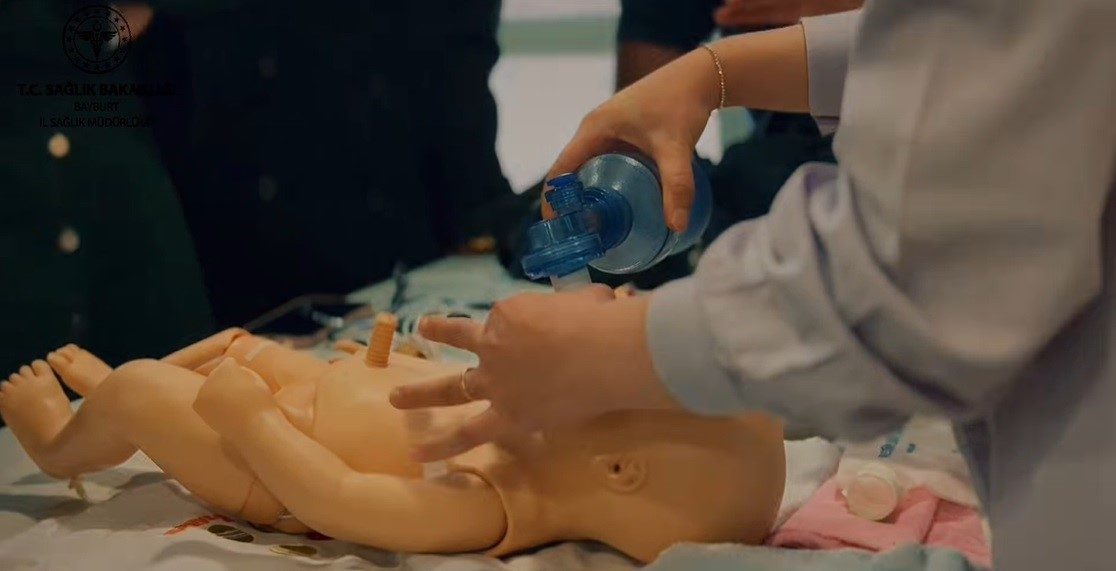 Neonatal Resüsitasyon Programı (NRP) kapsamında Bayburt’ta sağlık çalışanlarına yönelik düzenlenen