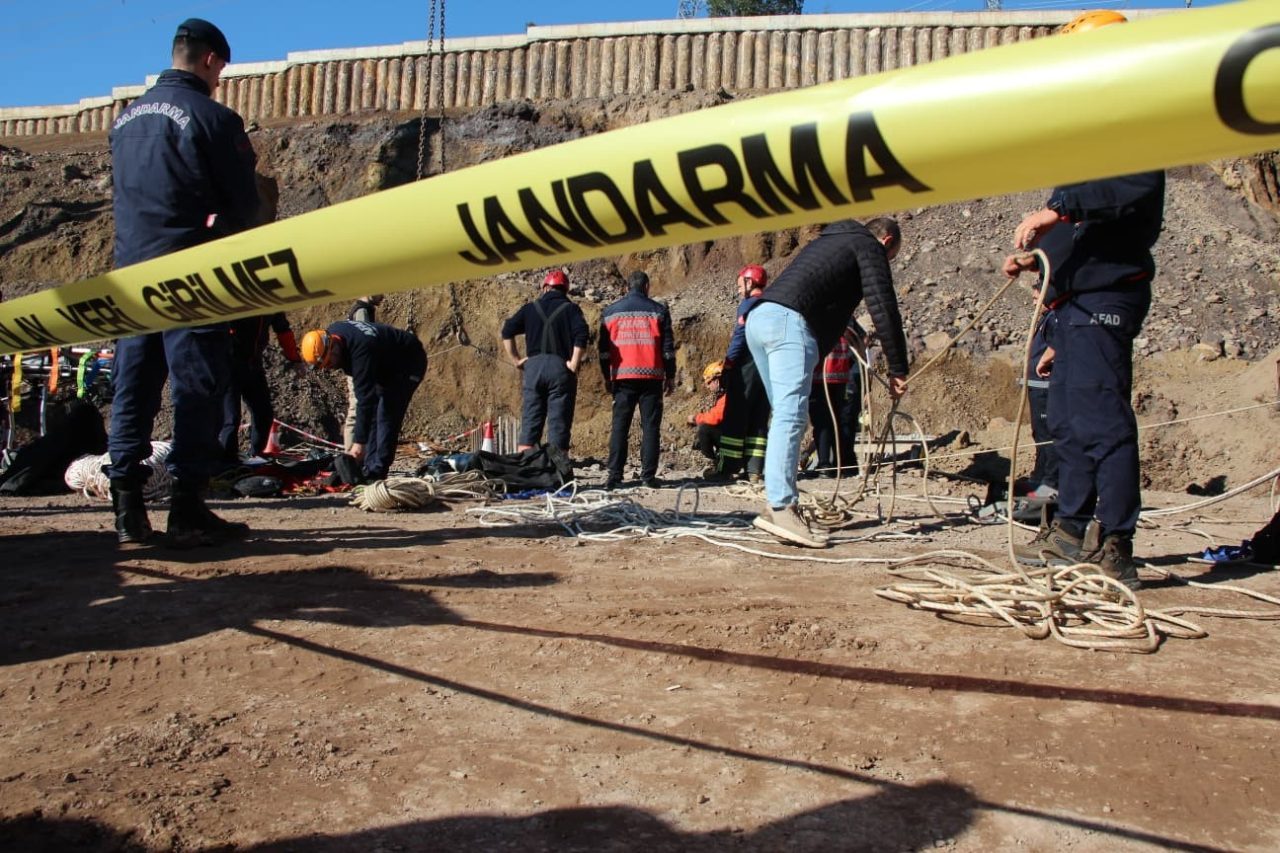 Sakarya’nın Akyazı ilçesinde yol yapım çalışmaları sırasında bir işçinin 30
