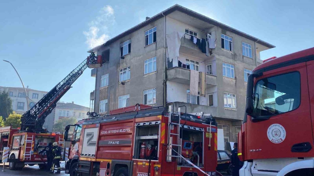 Kocaeli’nin Kartepe ilçesinde 4 katlı binanın en üst katındaki dairenin