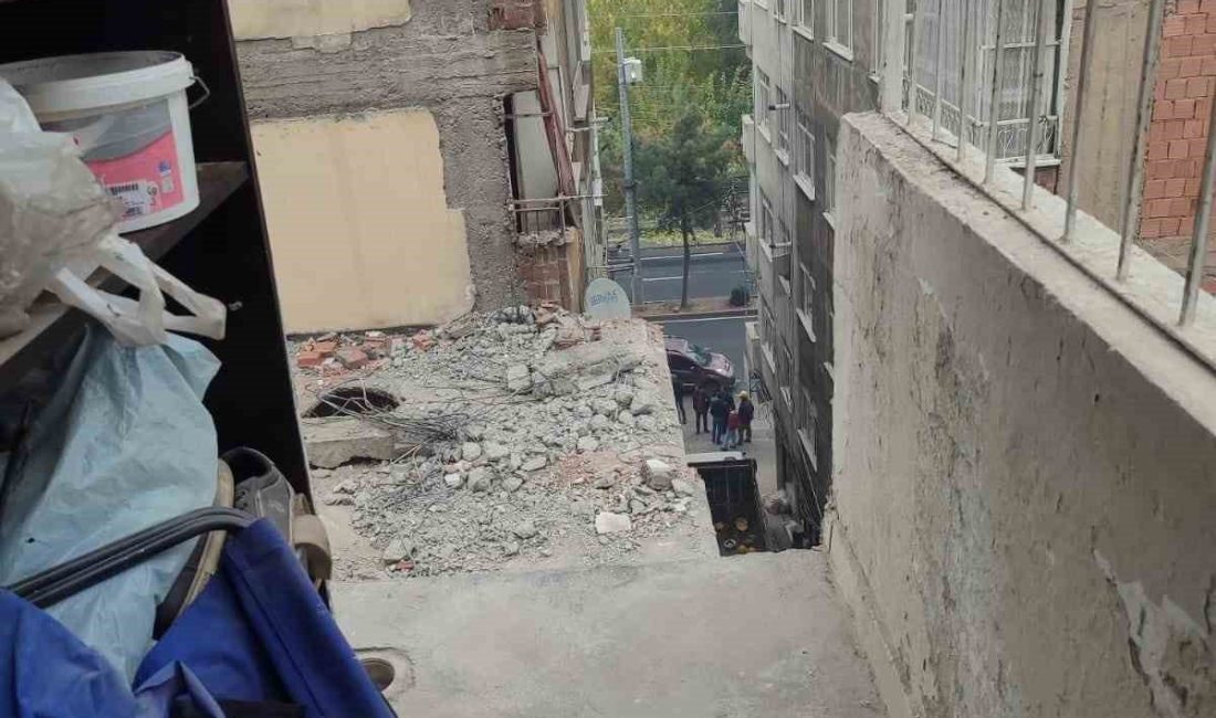 Diyarbakır’da bir bina, yanındaki ağır hasarlı bina yıkılırken hasar aldı.