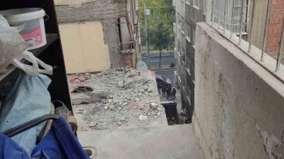 Diyarbakır’da bir bina, yanındaki ağır hasarlı bina yıkılırken hasar aldı.