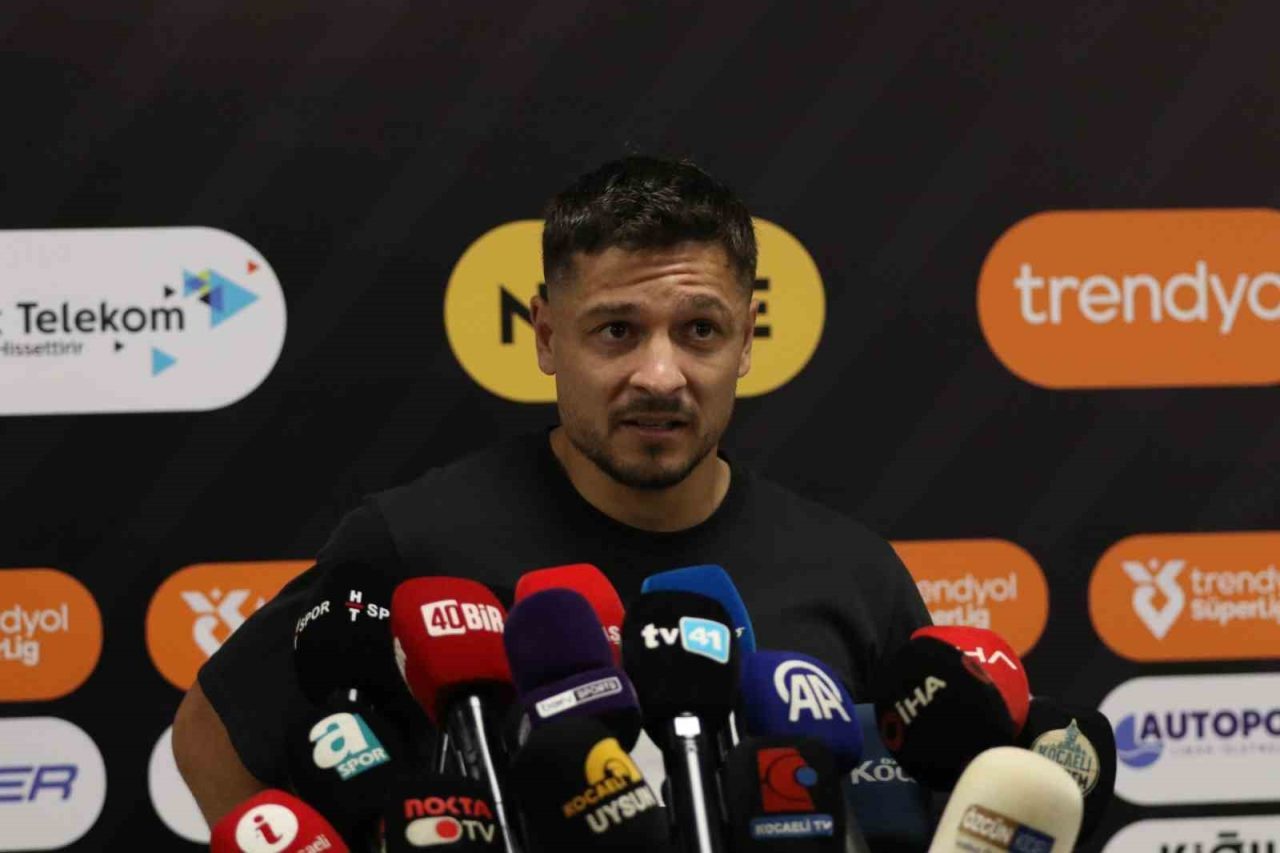 Kocaelisporlu futbolcu Ahmet Oğuz, Galatasaray maçını taraftarları sayesinde kazandıklarını söyledi.