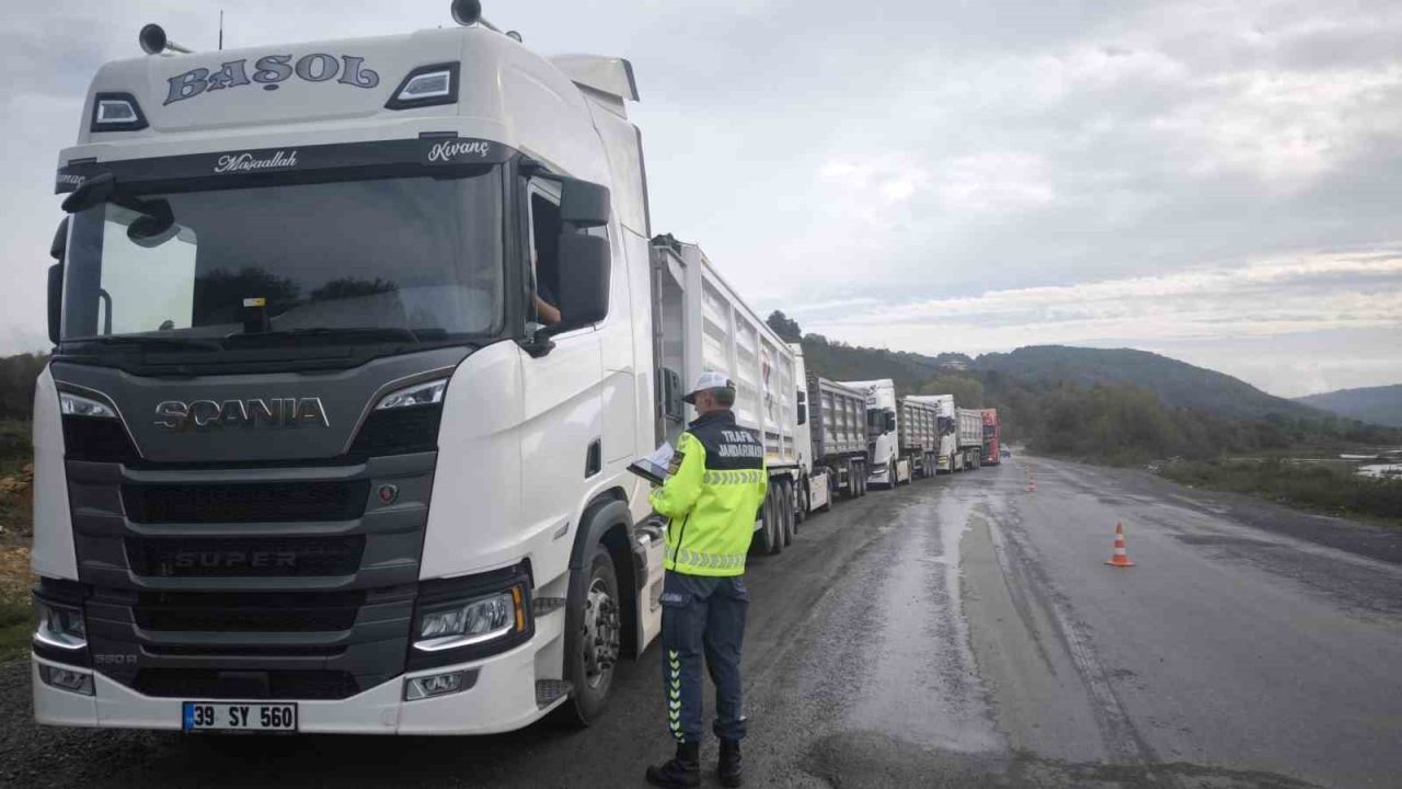 Zonguldak’ın Alaplı ilçesinde jandarma ekipleri tarafından tır ve kamyonlara yönelik
