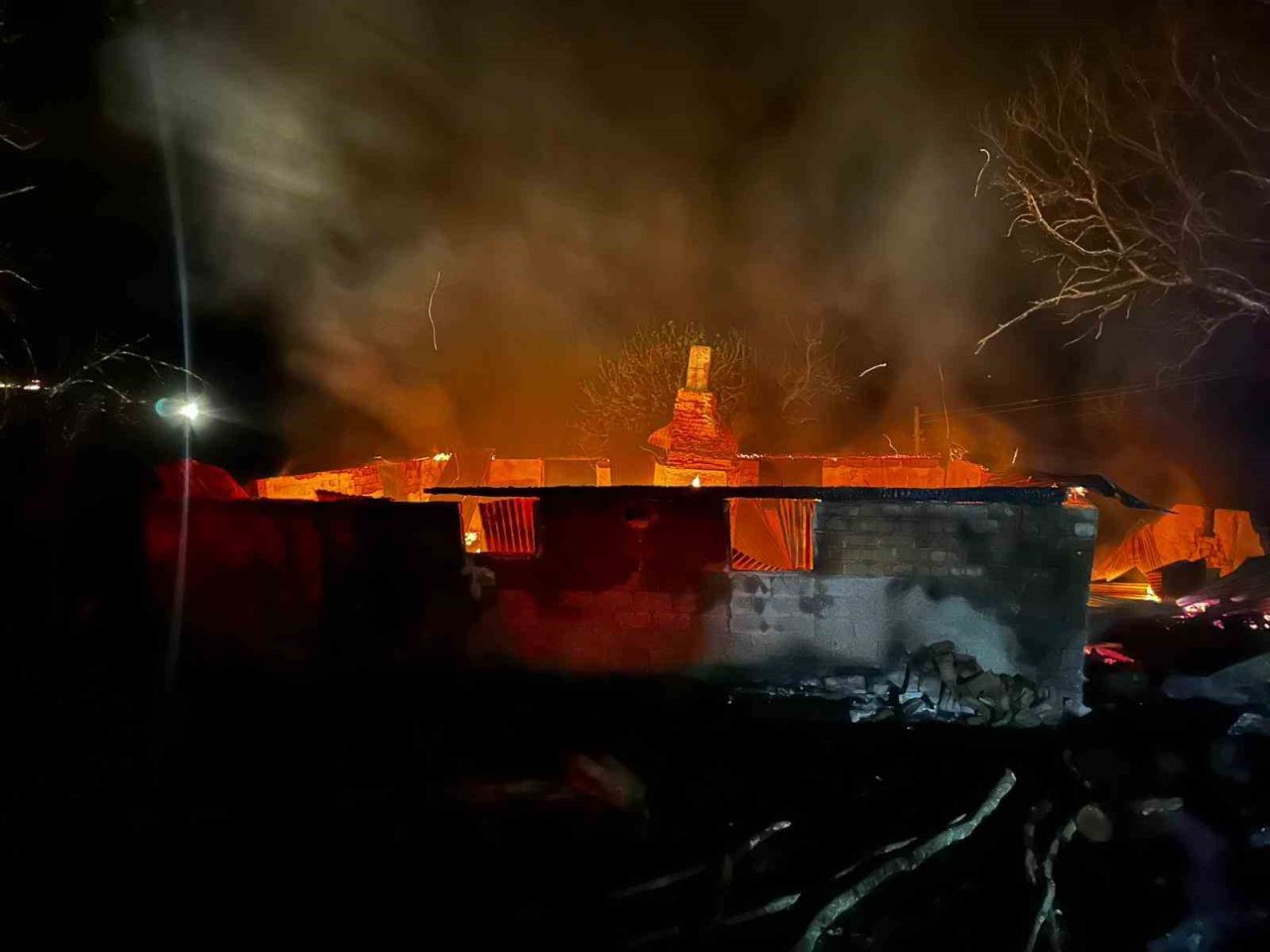 Kastamonu’nun Daday ilçesinde çıkan ev yangınında, 92 yaşındaki adam alevlerin