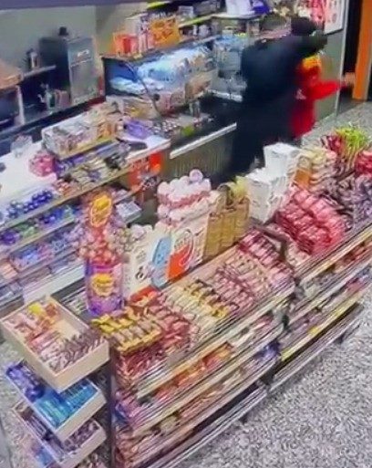 Kocaeli’nde bir akaryakıt istasyonunda alkollü olduğu iddia edilen G.Ö., ödemeyi