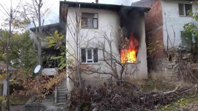 Amasya’da iki katlı evde çıkan yangın paniğe yol açtı. Ev