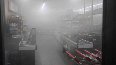 Amasya’da bir binanın zemin katında çıkan yangında yükselen dumanlar giriş