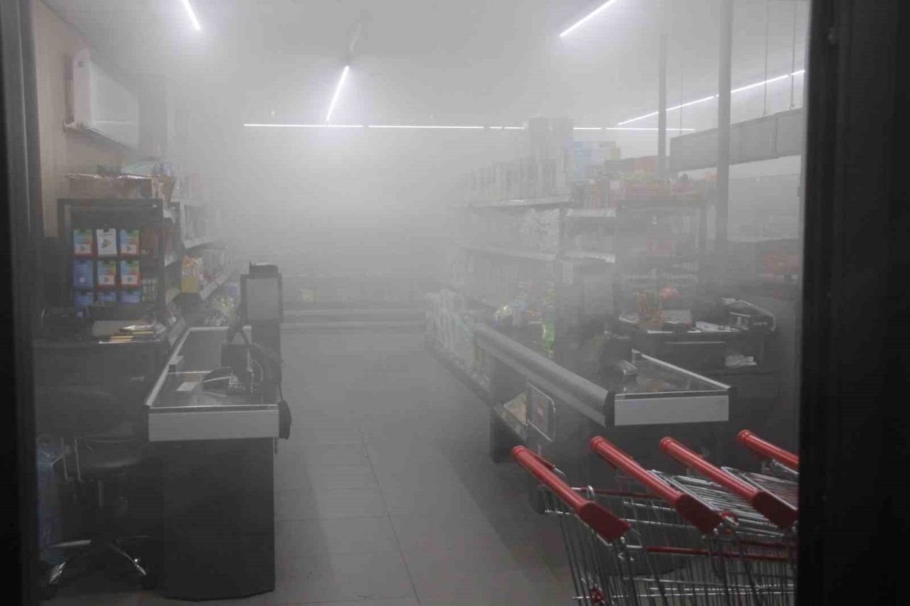 Amasya’da bir binanın zemin katında çıkan yangında yükselen dumanlar giriş