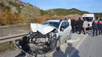 Amasya’nın Taşova ilçesinde kamyon ile çarpışan otomobildeki 3 kişi yaralandı.