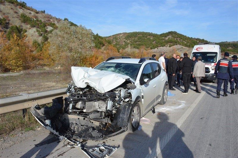 Amasya’nın Taşova ilçesinde kamyon ile çarpışan otomobildeki 3 kişi yaralandı.