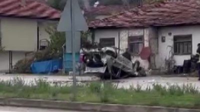 Amasya’da kontrolden çıkan otomobil takla attı. Kaza anı güvenlik kamerasına