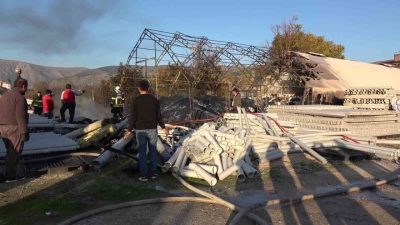Amasya’da plastik malzeme dolu çadır depoda yangın çıktı. Yükselen duman