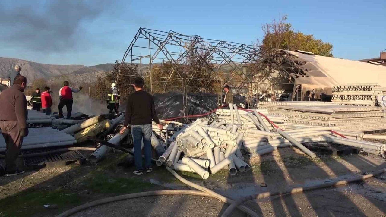 Amasya’da plastik malzeme dolu çadır depoda yangın çıktı. Yükselen duman