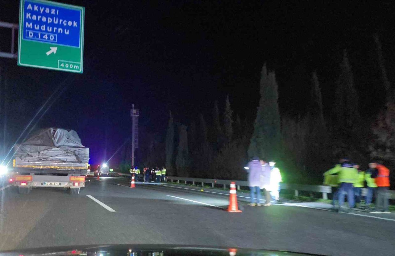 Anadolu Otoyolu Sakarya geçişinde otomobilin çarptığı yaya hayatını kaybetti. Kaza,
