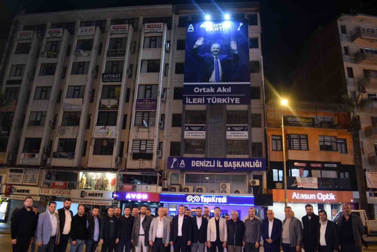 Anahtar Parti Denizli İl Başkanlığı, yeni tabelasının asılmasıyla birlikte kentteki