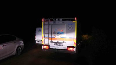 Sakarya’nın Serdivan ilçesinde ormanlık alanda aracının yanında tüfek ve kan