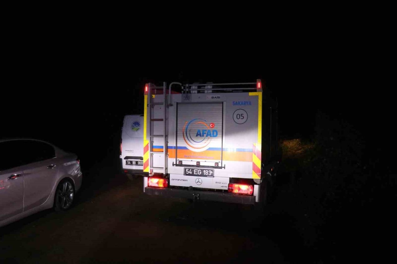 Sakarya’nın Serdivan ilçesinde ormanlık alanda aracının yanında tüfek ve kan