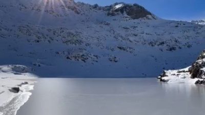 Gümüşhane’nin Torul ilçesindeki Artabel Gölleri Tabiat Parkı’nda kar yağışıyla birlikte