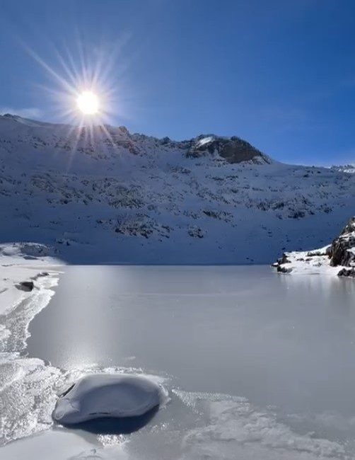 Gümüşhane’nin Torul ilçesindeki Artabel Gölleri Tabiat Parkı’nda kar yağışıyla birlikte