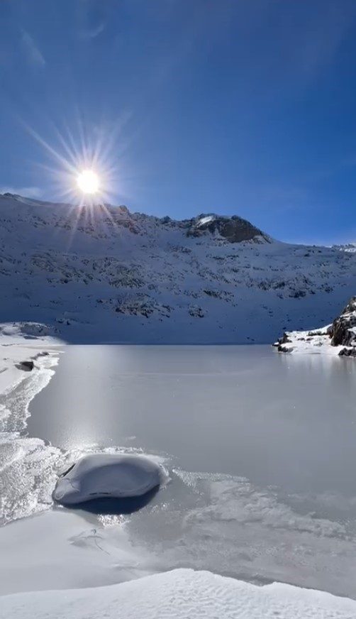 Gümüşhane’nin Torul ilçesindeki Artabel Gölleri Tabiat Parkı’nda kar yağışıyla birlikte