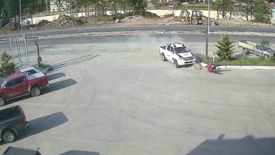 Artvin’in Hopa ilçesinde bir akaryakıt istasyonu çalışanı, kontrolden çıkan bir