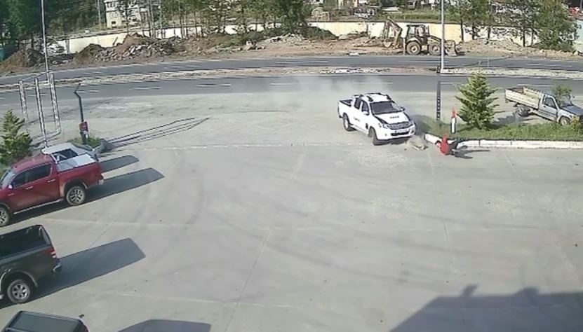 Artvin’in Hopa ilçesinde bir akaryakıt istasyonu çalışanı, kontrolden çıkan bir