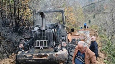 Artvin’in Borçka ilçesinde bir iş makinesi yanarak kullanılamaz hale geldi.