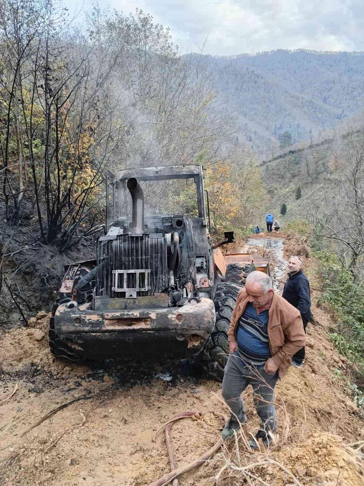 Artvin’in Borçka ilçesinde bir iş makinesi yanarak kullanılamaz hale geldi.