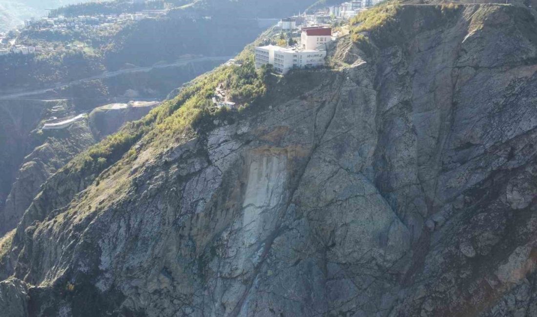 Artvin’de bir okulun alt kısmından kopan dev kaya parçası Çoruh