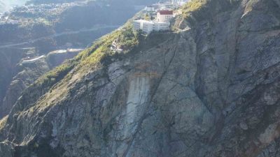 Artvin’de bir okulun alt kısmından kopan dev kaya parçası Çoruh