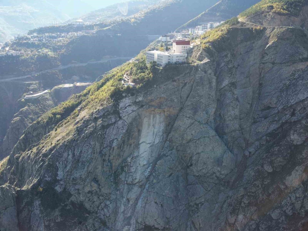 Artvin’de bir okulun alt kısmından kopan dev kaya parçası Çoruh