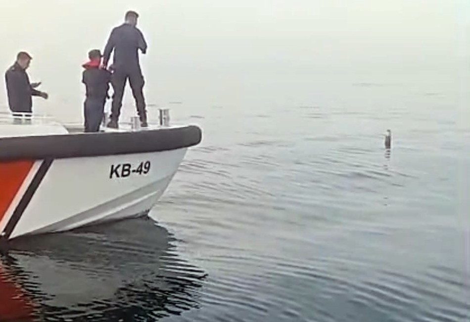 Artvin’in Hopa ilçesi açıklarında balıkçılar denizde su üstünde duran tanımlanamayan