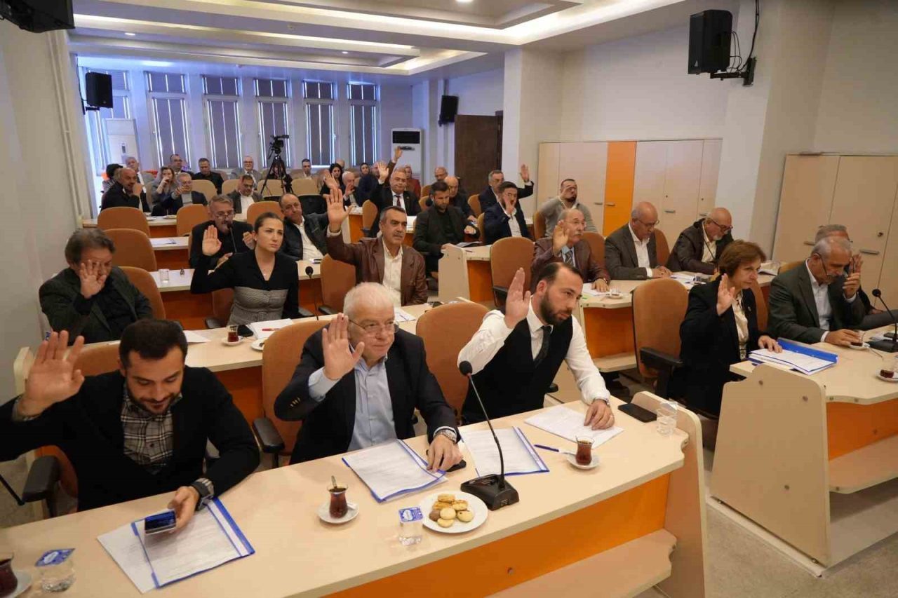 3 ay maaş alacağı olan belediye çalışanlarının ücretlerinin ödeneceğini söyledi.