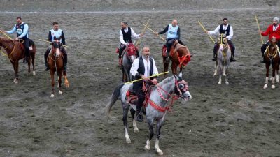Erzincan’da atlı spor kulüplerince düzenlenen müsabakalarla ata sporu cirit yaşatılıyor.