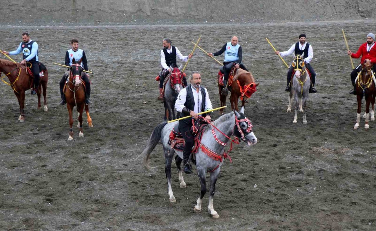 Erzincan’da atlı spor kulüplerince düzenlenen müsabakalarla ata sporu cirit yaşatılıyor.