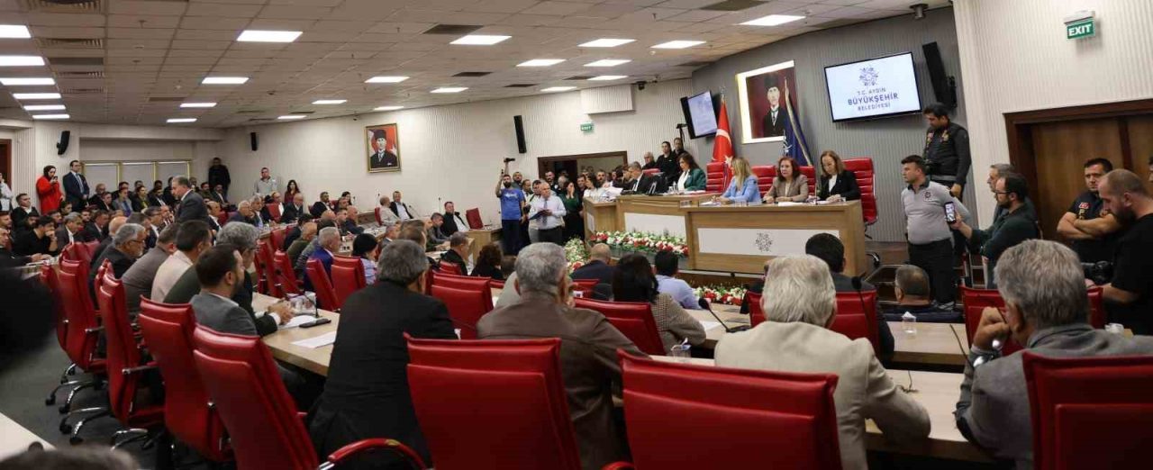 Aydın Büyükşehir Belediye Meclisi’nde aylar sonra olaysız olarak oturum gerçekleştirildi.