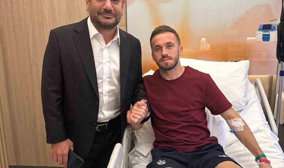 Trabzonspor Kulübü Başkanı Ertuğrul Doğan, başarılı bir operasyon geçiren futbolcu