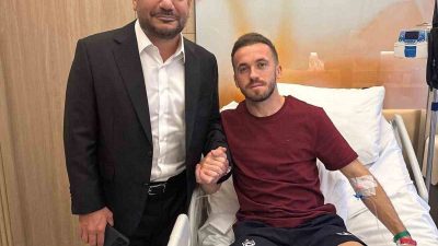 Trabzonspor Kulübü Başkanı Ertuğrul Doğan, başarılı bir operasyon geçiren futbolcu