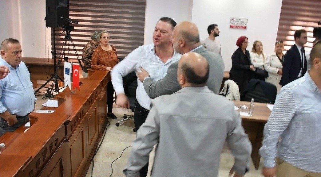 Kuşadası Belediyesi Davutlar Ek Hizmet Binası’nda gerçekleştirilen meclis toplantısında yaşanan