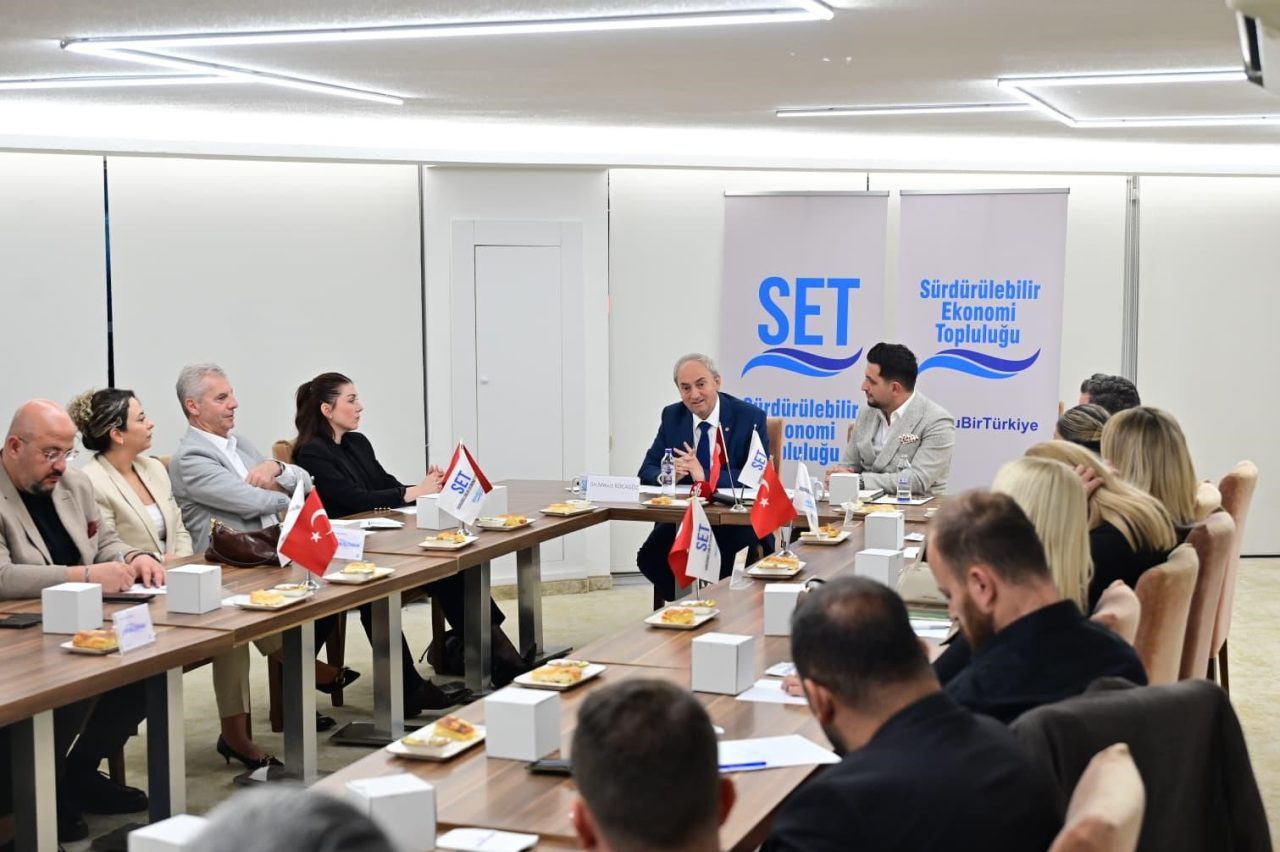 Sürdürülebilir Ekonomi Topluluğu (SET), tarafından düzenlenen toplantıda konuşan Kepez Belediye